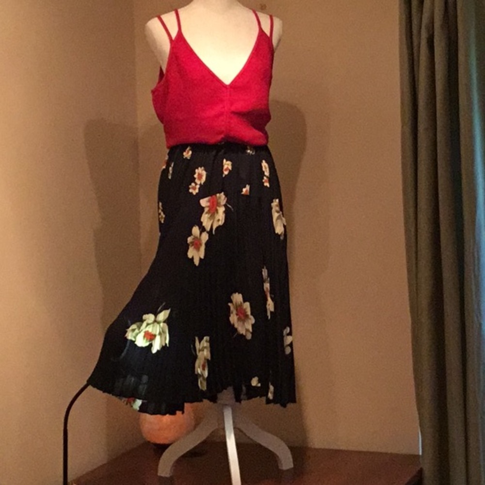VINCE Pleated skirt